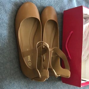 BRAND NEW dream pairs tan flats